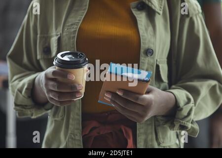 Primo piano di donne che bevono caffè e tengono biglietti aerei Foto Stock