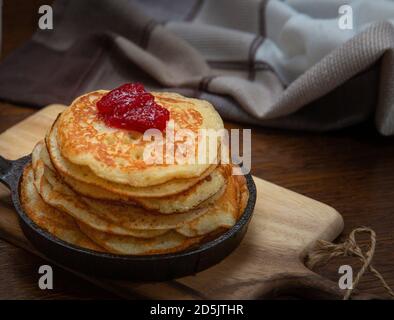 Deliziosi pancake americani dolci con marmellata in una padella calda sul tavolo. Colazione gourmet. Foto Stock