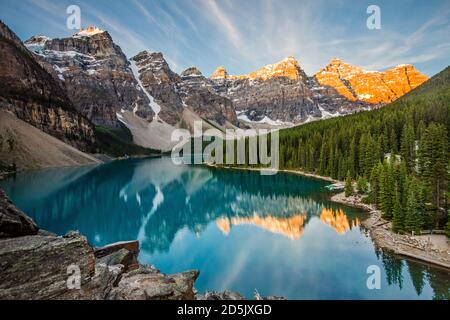 Alba sul lago Moraine, Banff National Park, Alberta Foto Stock