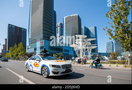 Pechino, Cina. 13 ottobre 2020. Il baidu robo-Taxis invita i cittadini a prendere gratuitamente a Pechino, Cina il 13 ottobre 2020.(Photo by TPG/cnsphotos) Credit: TopPhoto/Alamy Live News Foto Stock