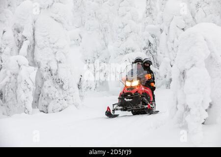 Syote; motoslitta; Finlandia Foto Stock