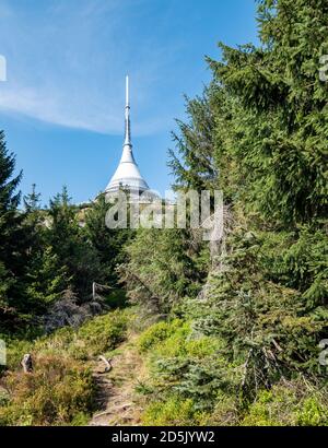 Montagna con hotel moderno e trasmettitore in cima. Vista straordinaria dal sentiero alla vetta Foto Stock