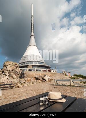 Photo Walk con telecamera analogica VITage Minolta e montagna Jested. 16 settembre 2020, Czechia la dominante torre gestata a forma di racchetta spaziale su t Foto Stock