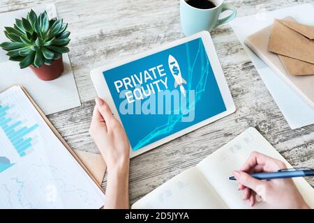 Fondo di private equity, concetto di investimento e negoziazione su schermo. Crescita finanziaria Foto Stock