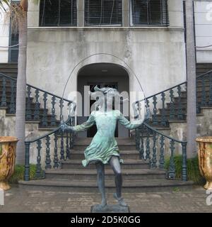 Ragazza di salto di scultura di James Butler, Monte Palace giardini tropicali, Funchal, Madeira, Portogallo. Foto Stock