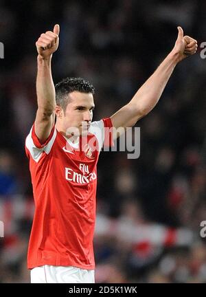 Robin van Persie di Arsenal celebra la loro vittoria dopo la finale fischio Foto Stock