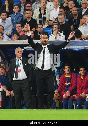 Il manager di Barcellona Pep Guardiola sulla linea di contatto Foto Stock