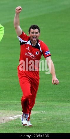 Stephen Parry di Lancashire Lightning celebra la presa del wicket del Warwickshire Ricky Clarke di Bears Foto Stock