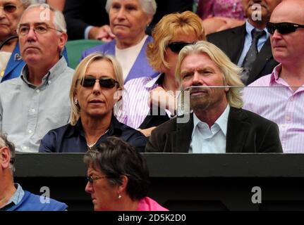 L'ex tennista Martina Navratilova e Sir Richard Branson assistono alla partita tra il Victoria Azarenka bielorusso e la Petra Kvitova della Repubblica Ceca, il giorno 10 dei Campionati Wimbledon 2011, presso l'All England Lawn Tennis and Croquet Club di Wimbledon. Foto Stock