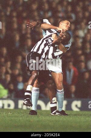 L-R: ANDY COLE, NEWCASTLE UNITED E KEITH CURLE, MANCHESTER CITY. Foto Stock