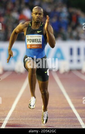 FILE PHOTO: Asafa Powell si ritira dai Campionati del mondo di 100 metri a Daegu. Giamaicano Asafa Powell sulla sua strada per vincere la corsa maschile di 100 m nel quadro del Golden Spike IAAF World Athletics Tour a Ostrava, Repubblica Ceca, il 27 maggio 2010. (CTK/Petr Sznapka) Foto Stock