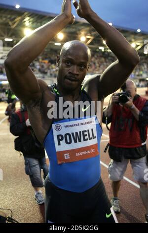 FILE PHOTO: Asafa Powell si ritira dai Campionati del mondo di 100 metri a Daegu. Il giamaicano Asafa Powell reagisce dopo aver vinto la corsa di 100 m degli uomini nel quadro del Golden Spike IAAF World Athletics Tour a Ostrava, Repubblica Ceca, il 27 maggio 2010. (CTK/Petr Sznapka) Foto Stock