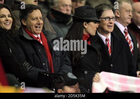 John W Henry, proprietario di Liverpool, in piedi con il suo Moglie Linda Pizzuti (al centro) e presidente Tom Werner (a sinistra) Priore per iniziare Foto Stock