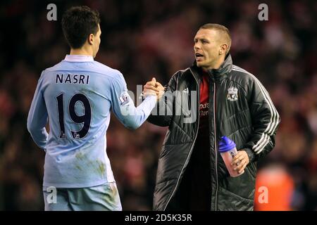 Craig Bellamy di Liverpool e Samir Nasri di Manchester City (a sinistra) dopo il gioco Foto Stock