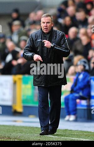 Il manager di Millwall Kenny Jackett fornisce istruzioni sulla linea di contatto. Foto Stock