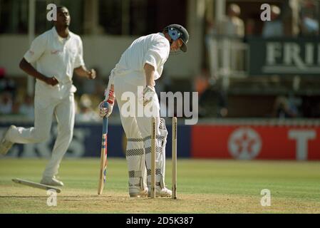 Michael Atherton, Inghilterra, è invisciato da Courtney Walsh, West Indies Foto Stock