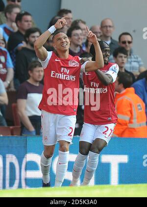 I Gibbs Kieran dell'Arsenal festeggiano il loro primo gol con Gervinho Foto Stock