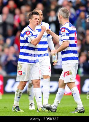 Joey Barton e Shaun Derry dei Queens Park Rangers festeggiano dopo Sconfiggono l'Arsenale Foto Stock