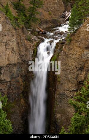 La caduta della torre al fiume Yellowstone, Parco nazionale di Yellowstone, Wyoming, Stati Uniti Foto Stock