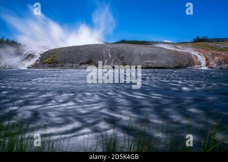 Scalata pesante da Excelsior Geyser a Firehole River, Yellowstone National Park, Wyoming, USA Foto Stock