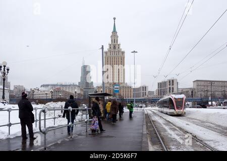 Russia, Mosca, 28 gennaio 2019: Piazza Komsomolskaya. Il tram arriva alla fermata. Inverno e nevicate pesanti a Mosca. Foto Stock
