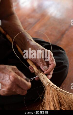 Produzione di scopa da fibra di buccia di cocco. Thailandia Foto Stock