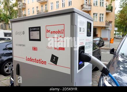 Stazione di ricarica per auto elettriche a Berlino, Germania Foto Stock