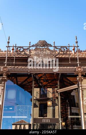 Madrid, Spagna - 11 ottobre 2020: Mercado de San Miguel, mercato di San Miguel, segno contro il cielo blu Foto Stock