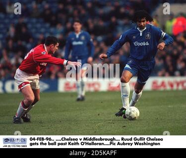 04 FEBBRAIO 96. ...Chelsea v Middlesbrough. Ruud Gullit Chelsea passa la palla a Keith o'Halloran Foto Stock