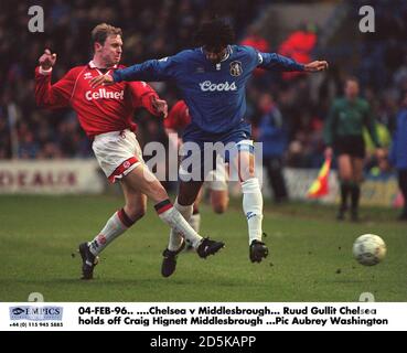 04 FEBBRAIO 96. ...Chelsea v Middlesbrough. Ruud Gullit Chelsea tiene fuori Craig Hignet Middlesbrough Foto Stock