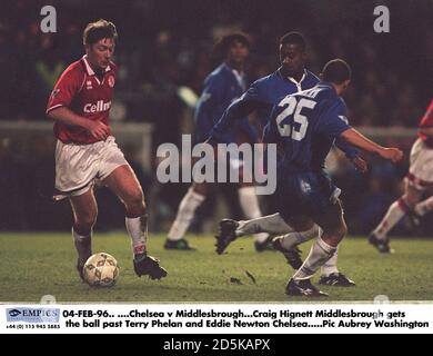 04 FEBBRAIO 96. ...Chelsea v Middlesbrough. Craig Hignet Middlesbrough prende la palla davanti a Terry Phelan e Eddie Newton Chelsea Foto Stock