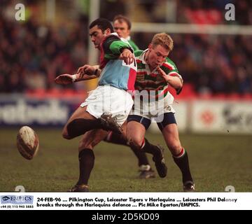 24-FEB-96 ... Pilkington Cup - Leicester Tigers v Harlequins ... Il Phil Delaney di Leicester affronta Spencer Bromley, Harlequins mentre ottiene il suo calcio dentro Foto Stock