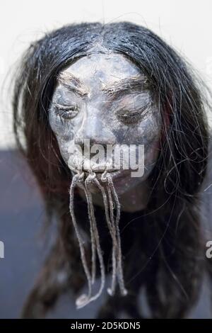 Shrunken testa di Amazzonia, la galleria di cultura amazzonica, 'Museo Nazionale di Archeologia, Antropologia e Storia del Perù', Lima, Perù, Sud America Foto Stock