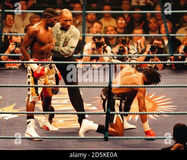 2-MAR-96 ... Nigel Benn / Sugar Boy Malinga ... Nigel Benn viene abbattuto da Sugar Boy Malinga nel 12° round Foto Stock