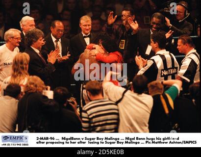 2-MAR-96 ... Nigel Benn / Sugar Boy Malinga ... Nigel Benn abbraccia la sua ragazza, Caroline Jones, dopo averle proposto dopo aver perso a Sugar Boy Malinga Foto Stock