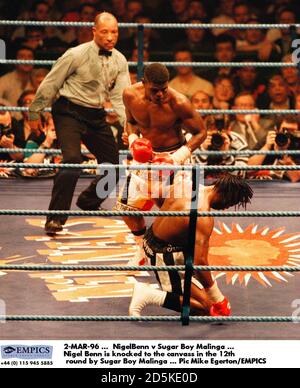 2-MAR-96 ... Nigel Benn / Sugar Boy Malinga ... Nigel Benn è bussato alla tela nel 12 ° round da Sugar Boy Malinga Foto Stock