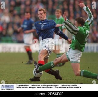 03-MAR-1996 ... Hibernian / Glasgow Rangers ... Willie Miller di Hibernian affronta i Rangers Peter Van Vossen Foto Stock