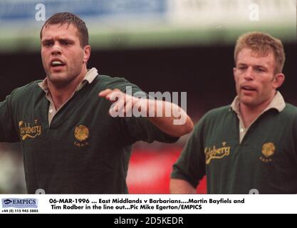 06-MAR-1996 ... East Midlands / Barbarians. Martin Bayfield e Tim Rodber in coda Foto Stock