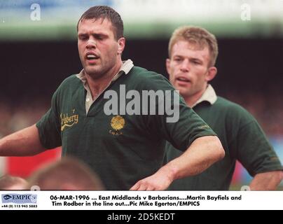 06-MAR-1996 ... East Midlands / Barbarians. Martin Bayfield e Tim Rodber in coda Foto Stock