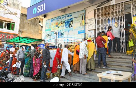 Beawar, Rajasthan, India, 13 ottobre 2020: I clienti si levano in piedi in una lunga coda fuori di una filiale della banca per prelevare i soldi per la prossima stagione di festa in mezzo alla pandemia di Coronavirus, a Beawar. Credit: Sumit Saraswat/Alamy Live News Foto Stock