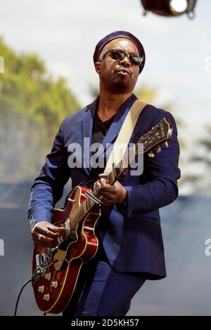 Jazz a Juan Jazz Festival, a Juan-les- Pins (Francia sud-orientale), il 14 luglio 2019: Trio francese Delgres con il chitarrista e cantante Pascal DANAE. Foto Stock