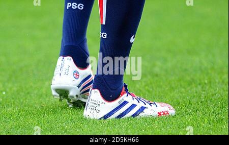 Una visione generale delle scarpe da calcio di David Beckham con la sua i nomi dei bambini sul tallone Foto Stock