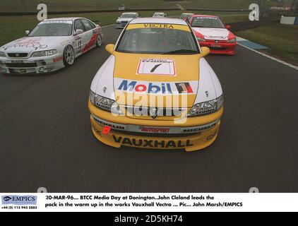 Btcc Media Day a Donington. John Cleland guida il pacchetto nel warm up nelle opere Vauxhall Vectra Foto Stock