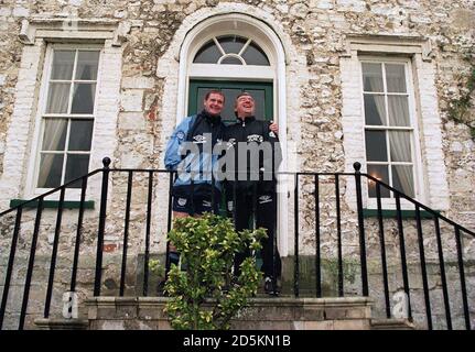 22-APR-96. Inghilterra formazione a Bisham Abbey. Il manager inglese Terry Venables ride con Paul Gascoigne sui gradini dell'abbazia di Bisham Foto Stock