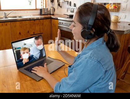 Video del Maestro primario che chiama lo studente bambino e il genitore in auto isolamento dopo essere stato testato positivo per COVID-19. Riapertura delle scuole, online Foto Stock