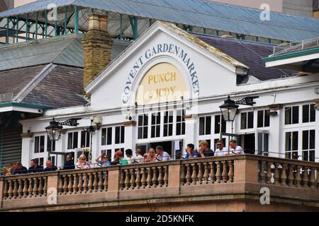 Persone sul balcone di Punch & Judy, Covent Garden Market, Londra Foto Stock