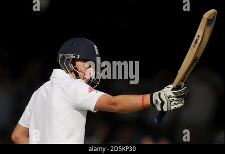 Joe Root dell'Inghilterra celebra il punteggio di 150 non fuori il giorno Tre dei due test di Ashes Investec al Lord's Cricket Massa Foto Stock