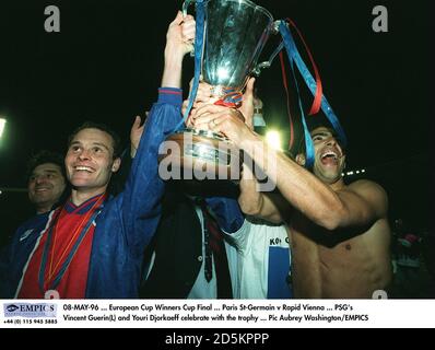 08-MAY-96 ... Finale della Coppa europea delle Coppe ... Parigi St-Germain / Rapid Vienna ... Vincent Guerin(L) e Youri Djorkaeff di PSG festeggiano con il trofeo Foto Stock