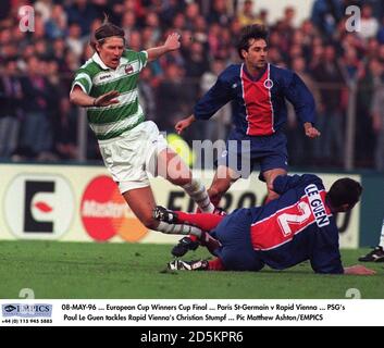 08-MAY-96 ... Finale della Coppa europea delle Coppe ... Parigi St-Germain / Rapid Vienna ... Paul le Guen del PSG affronta il Christian Stumpf di Rapid Vienna Foto Stock