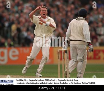 26-MAY-96 ... Inghilterra / India a Old Trafford ... Il Dominic Cork dell'Inghilterra festeggia dopo aver preso il wicket del Sachin Tendulkar dell'India Foto Stock